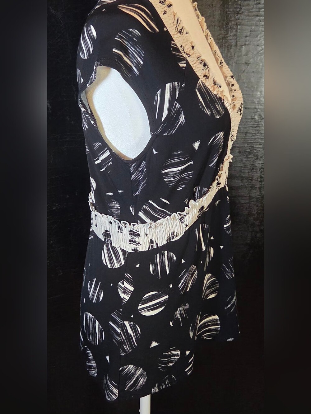 Vintage BCBGMAXAZRIA Circle Print Smocked Ruffle V-Neck Top Medium - Picture 9 of 14